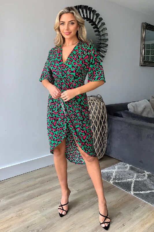 Midi dresses with geometric cutouts for a contemporary and edgy look Jacqui Green Leopard Wrap Detailed Midi Dress Midi dresses with geometric cutouts for a contemporary and edgy look Jacqui Green Leopard Wrap Detailed Midi Dress