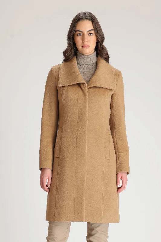 Long women's mac coats in a lightweight fabric for spring showersDANYKA