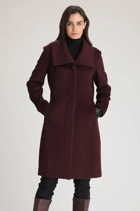 Mid - length women's down coats in a slim fit for a modern and sleek appearanceDANYKA Mid - length women's down coats in a slim fit for a modern and sleek appearanceDANYKA