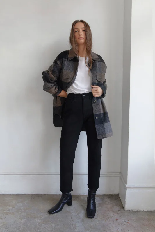 v neck women cardigan to elongate the necklineSLIM FIT BLACK JEANS