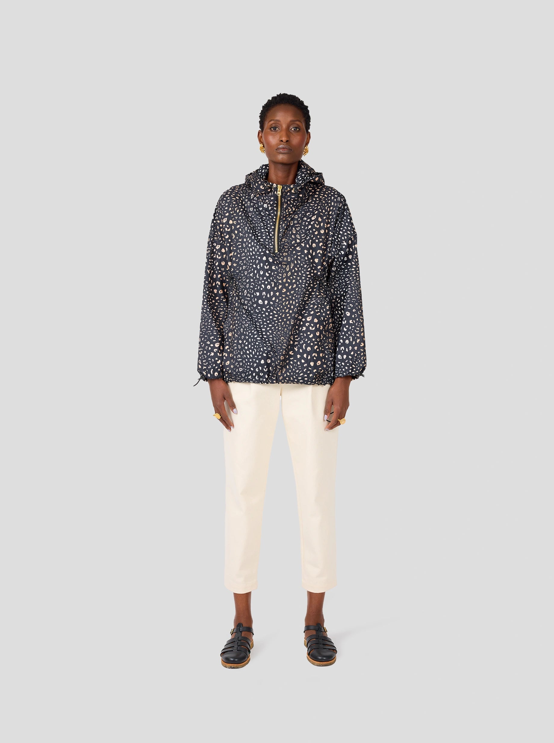 Checkered women's wool coats in a classic pattern for a timeless styleTony windjacket in Leopard print Checkered women's wool coats in a classic pattern for a timeless styleTony windjacket in Leopard print