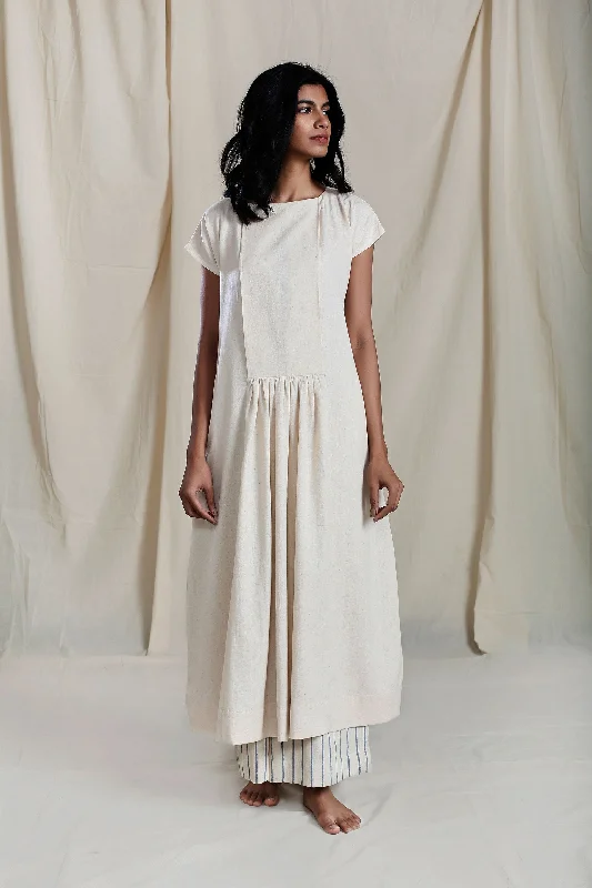 Halter Neck Women Dress to Show Off the Shoulders and Neckline Halter Neck Women Dress to Show Off the Shoulders and Neckline SM STARA AAKAAR Halter Neck Women Dress to Show Off the Shoulders and Neckline Halter Neck Women Dress to Show Off the Shoulders and Neckline SM STARA AAKAAR