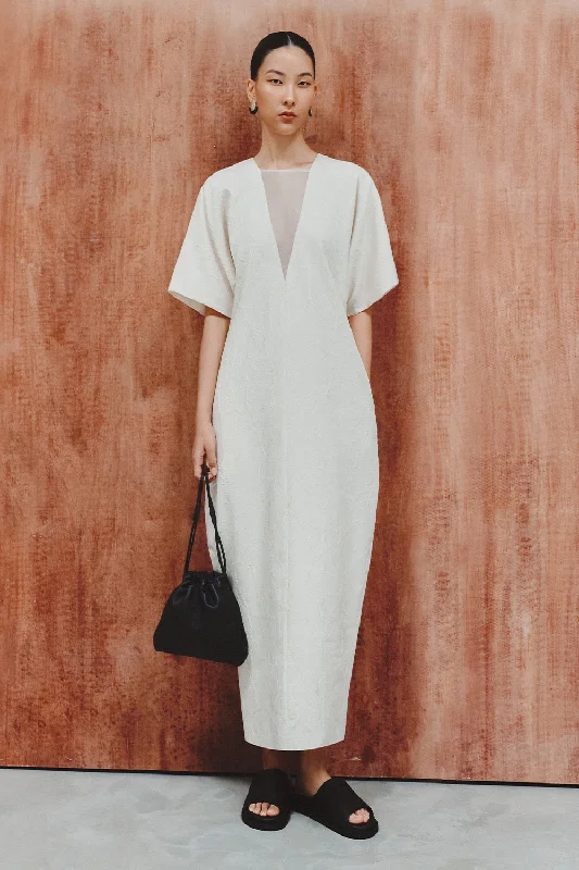 Maxi dresses with a pleated skirt for a timeless and elegant appearanceCasey Cocoon Short Sleeved Foam Maxi Dress Maxi dresses with a pleated skirt for a timeless and elegant appearanceCasey Cocoon Short Sleeved Foam Maxi Dress