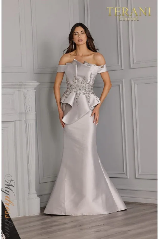 Prom dresses with side - slit skirts and beaded fringes for a glamorous appearanceTerani Couture 2021E2835 Prom dresses with side - slit skirts and beaded fringes for a glamorous appearanceTerani Couture 2021E2835