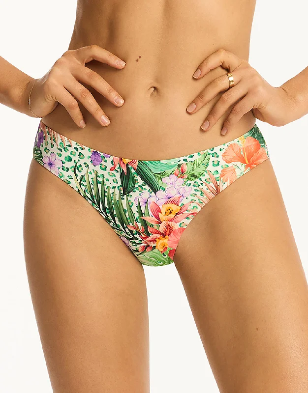 Striped bikini with a classic pattern for a timeless beach aestheticDolce Regular Bikini Pant - Print Striped bikini with a classic pattern for a timeless beach aestheticDolce Regular Bikini Pant - Print