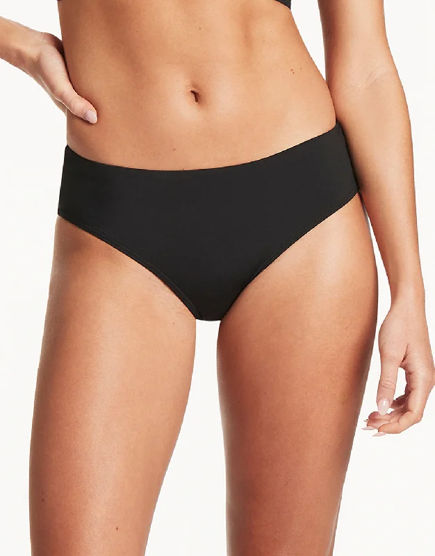 UV - protection bikini for safe sun exposure during beach daysEssentials Mid Bikini Pant - Black UV - protection bikini for safe sun exposure during beach daysEssentials Mid Bikini Pant - Black